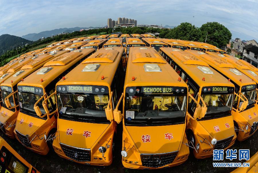  8月29日，被閑置的校車(chē)停在溫嶺市城西街道芷勝莊村一塊空地上。