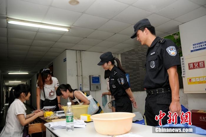 大學(xué)新生入學(xué)季 特警當(dāng)“護花使者”