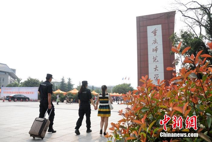 大學(xué)新生入學(xué)季 特警當(dāng)“護花使者”