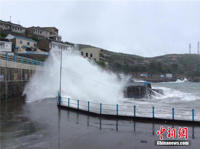 臺(tái)風(fēng)“鳳凰”登陸浙江 狂風(fēng)掀起巨浪