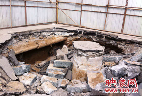 此次路面塌陷的直徑約為3米，深度有2米左右，坑內(nèi)布滿了碎石，路面下方20厘米左右。