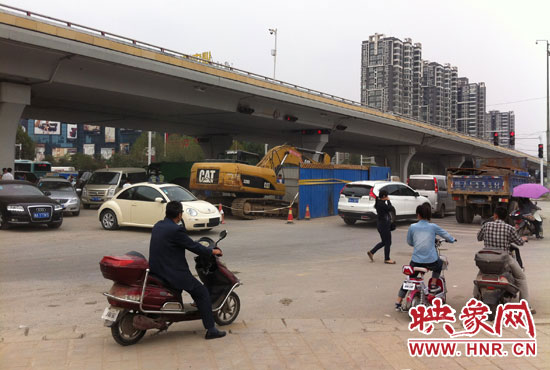 此次塌陷位于鄭州市西三環(huán)與中原路交叉口東側(cè)路西，對(duì)交通影響明顯。