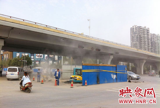 施工單位對(duì)塌陷處進(jìn)行路面切割，造成路面塵土飛揚(yáng)。