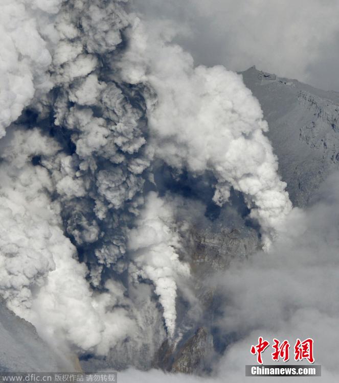 當(dāng)?shù)貢r(shí)間2014年9月27日，日本中部御岳山發(fā)生噴發(fā)，或已造成數(shù)人受傷。