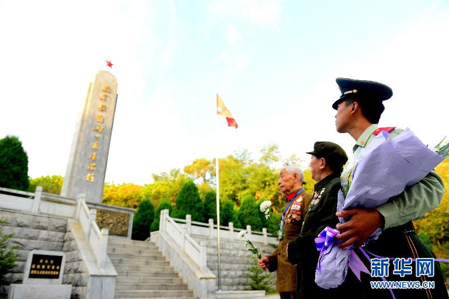 9月29日，在遼寧丹東抗美援朝烈士陵園，來(lái)自全國(guó)各地的革命老戰(zhàn)士及家屬向抗美援朝烈士紀(jì)念碑獻(xiàn)花。