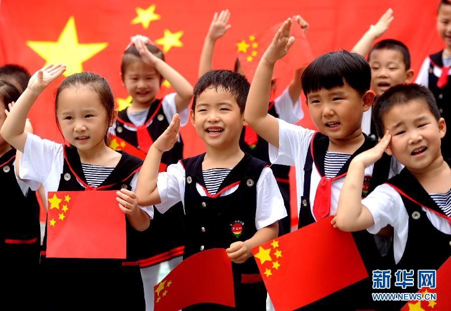  9月28日，安徽淮南市直機(jī)關(guān)幼兒園的小朋友在國(guó)旗前唱《國(guó)歌》，慶祝祖國(guó)65周歲生日。