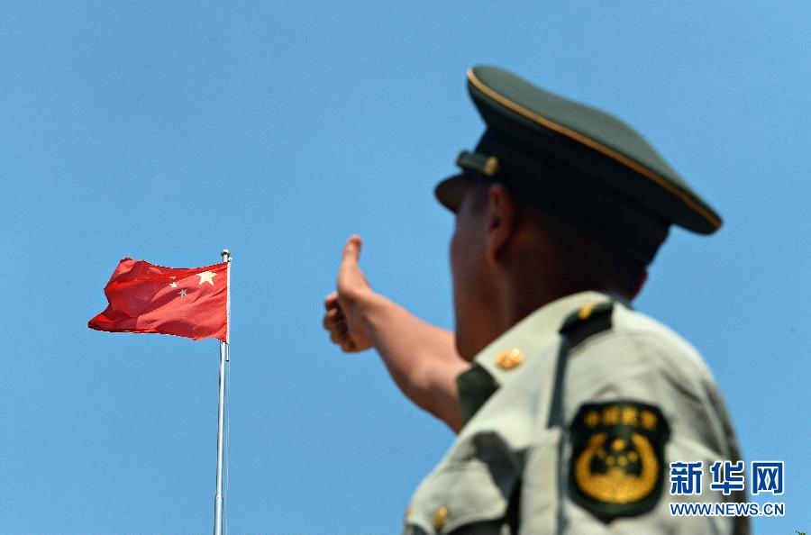  9月25日，武警浙江嘉興消防官兵為祖國(guó)“點(diǎn)贊”。