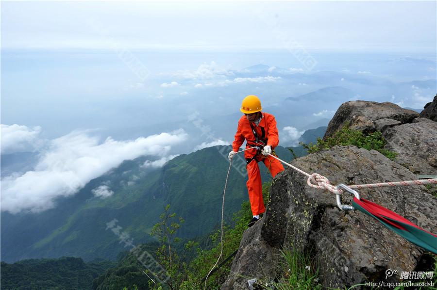 10月5日，峨眉山景區(qū)清潔工彭文才下到巖壁清理游客丟棄的垃圾。