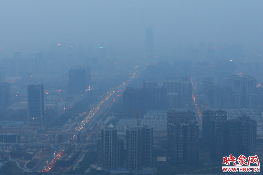 18：07鄭州被霧霾包裹著，不遠(yuǎn)處的建筑隱約可見(jiàn)。