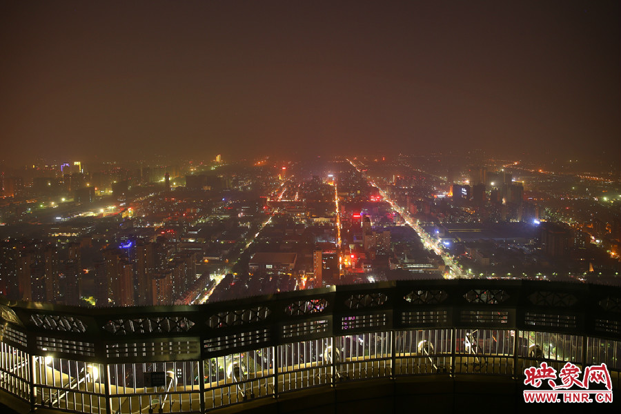 18：40鄭州沉浸在一片霧霾中，都市的燈光霧蒙蒙的，夜空看不到月亮的蹤跡。