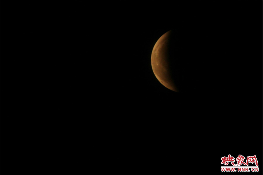19：47夜風(fēng)吹散了霧霾，月亮漸露芳容。