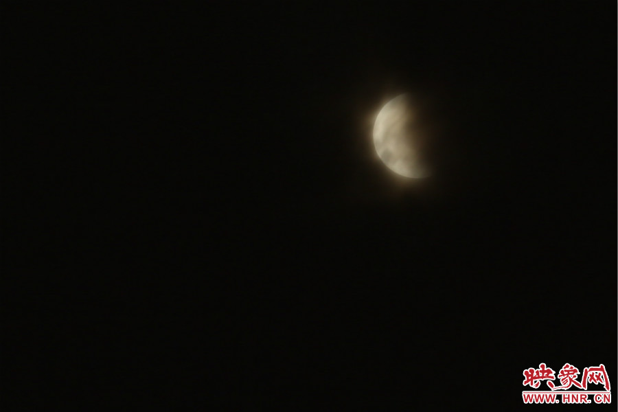 20：02月亮在云層中忽隱忽現(xiàn)。