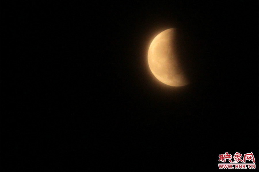 20：06月亮還泛著淡淡的紅色。