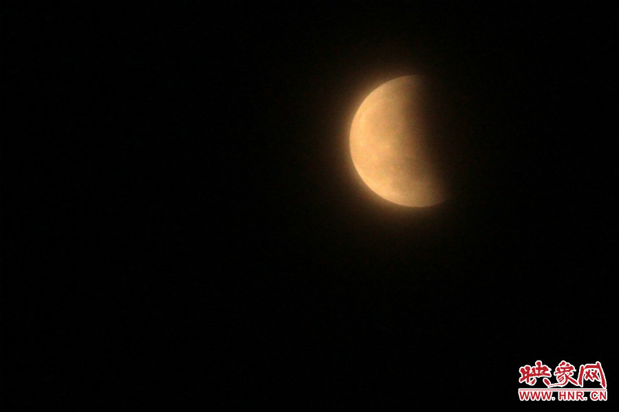 20：11夜空依然能見(jiàn)度很低，月亮看起來(lái)總是霧蒙蒙的。
