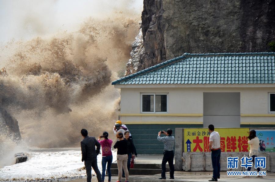 10月12日，浙江省溫嶺市石塘鎮(zhèn)海域出現(xiàn)大浪。
