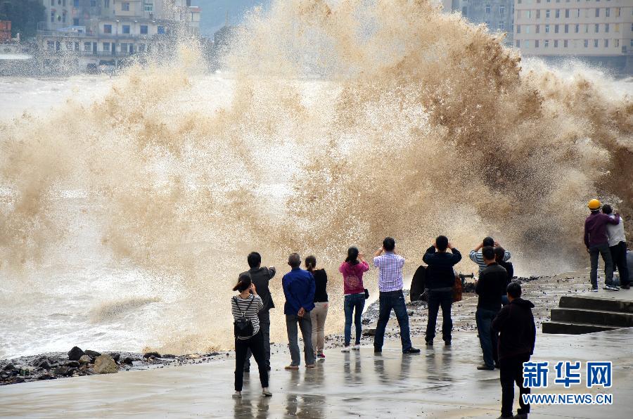 10月12日，人們在浙江省溫嶺市石塘鎮(zhèn)觀看大浪。