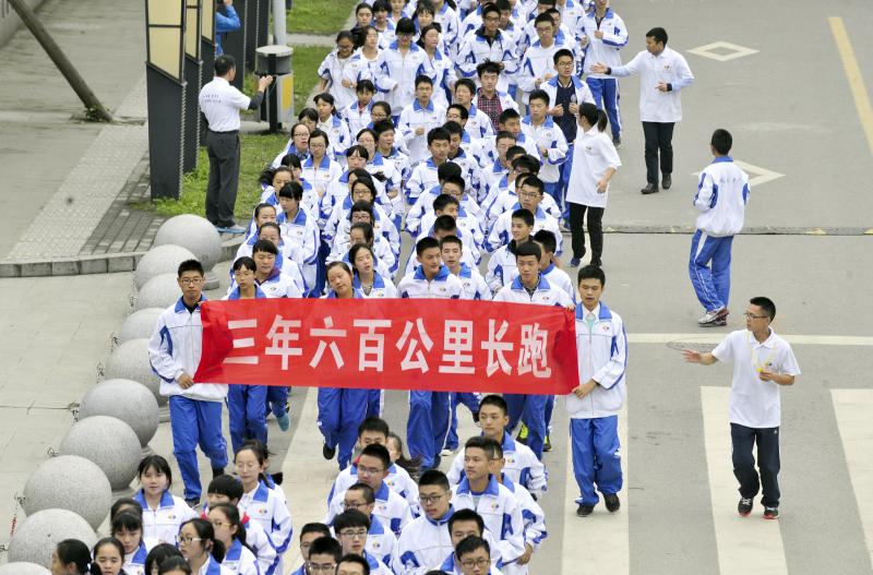 10月14日，成都七中萬達學校實行三年跑六百公里才能畢業(yè)，現(xiàn)場學生開始長跑。