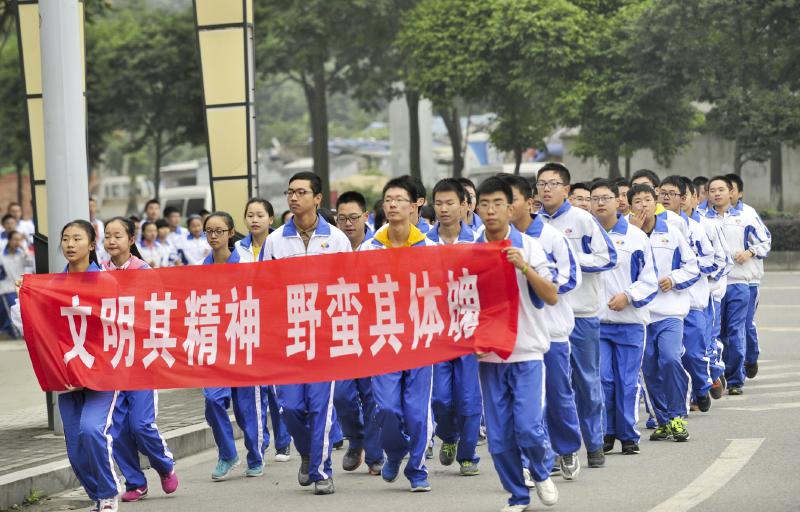 10月14日，成都七中萬達學校實行三年跑六百公里才能畢業(yè)，現(xiàn)場學生開始長跑。