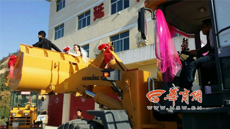 陜西小伙開8臺裝載機(jī)接新娘。