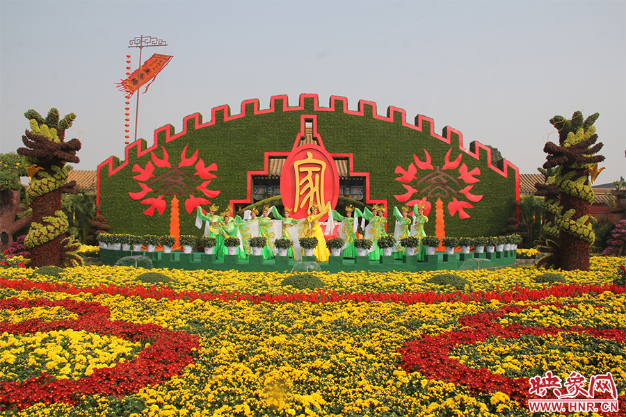 龍亭公園內(nèi)大型菊花景觀。