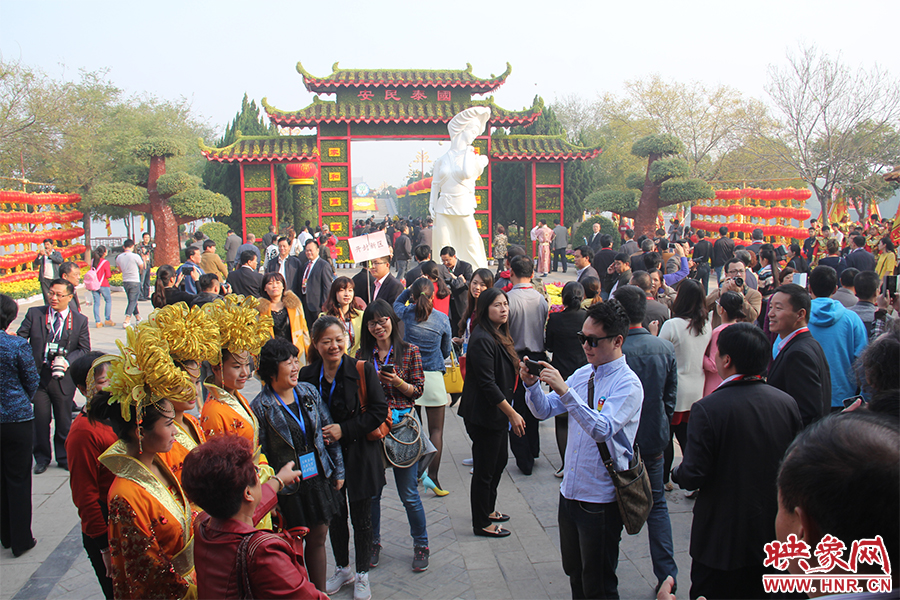 與會(huì)領(lǐng)導(dǎo)與嘉賓入園賞菊。