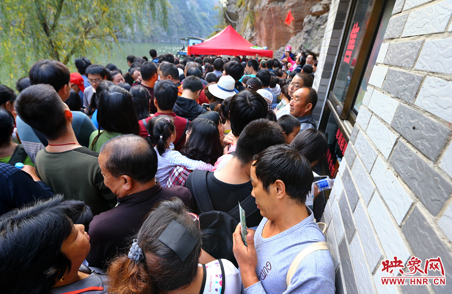 游船售票處前，游客被擠得無法轉(zhuǎn)身