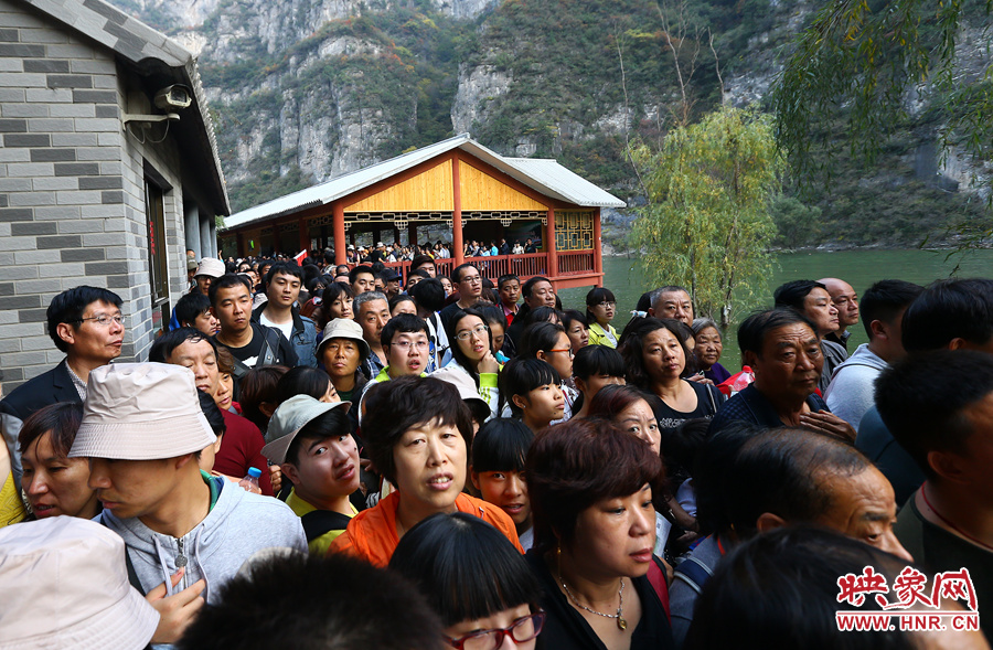 等待上船的碼頭上，游人擁擠不動(dòng)