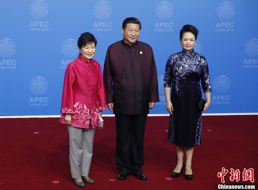 圖為習(xí)近平夫婦歡迎韓國總統(tǒng)樸槿惠。中新社發(fā) 杜洋 攝