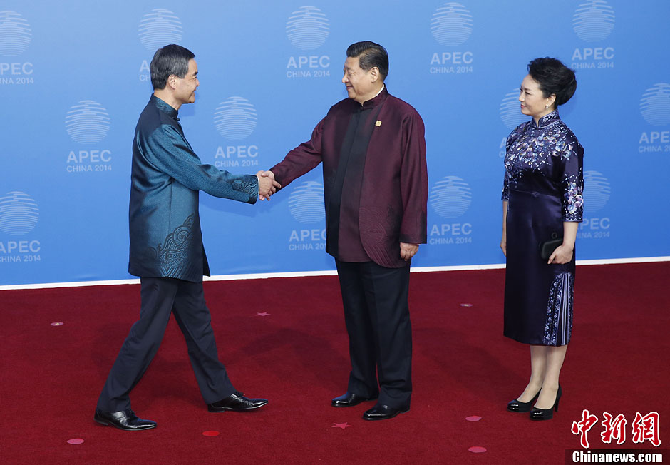 圖為習(xí)近平夫婦歡迎中國香港特別行政區(qū)行政長官梁振英。中新社發(fā) 杜洋 攝