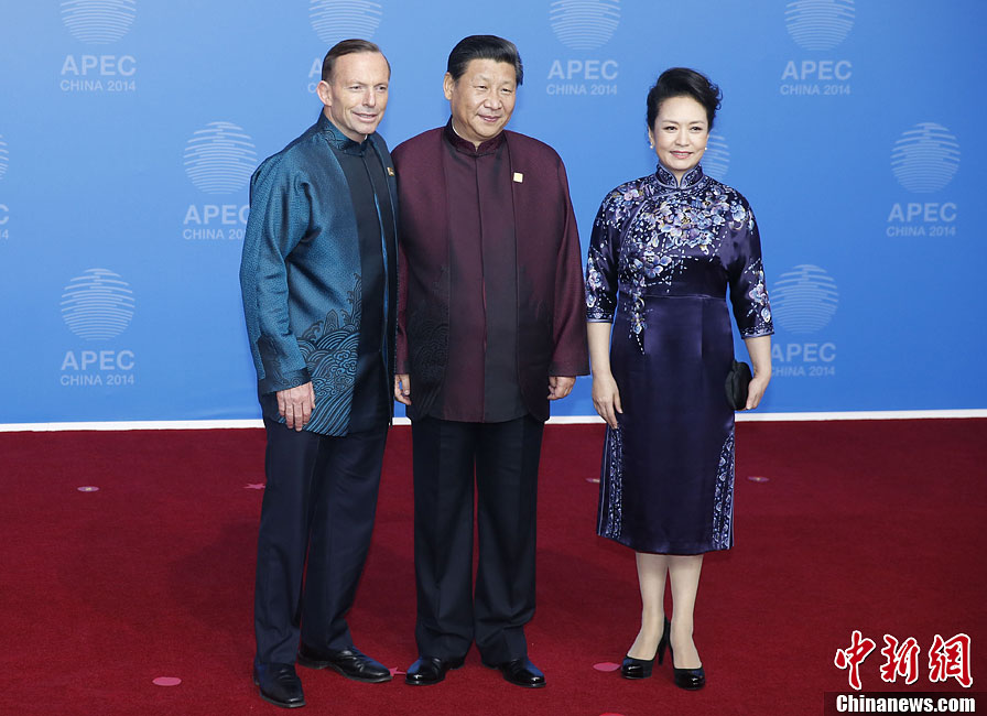 圖為習(xí)近平夫婦歡迎澳大利亞總理阿博特。中新社發(fā) 杜洋 攝