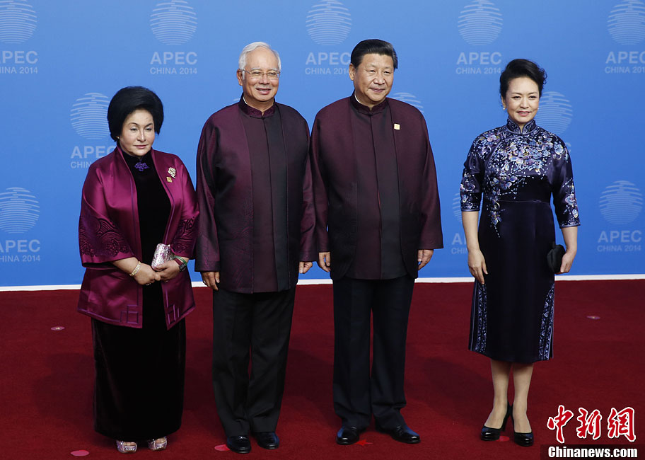 圖為習(xí)近平夫婦歡迎馬來西亞總理納吉布夫婦。中新社發(fā) 杜洋 攝