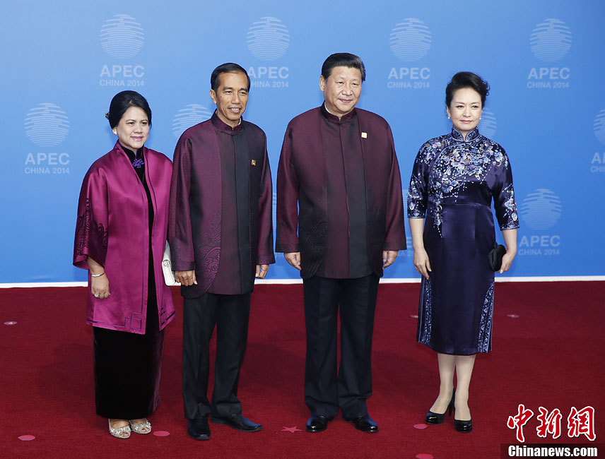 圖為習(xí)近平夫婦歡迎印度尼西亞總統(tǒng)佐科·維多多。中新社發(fā) 杜洋 攝