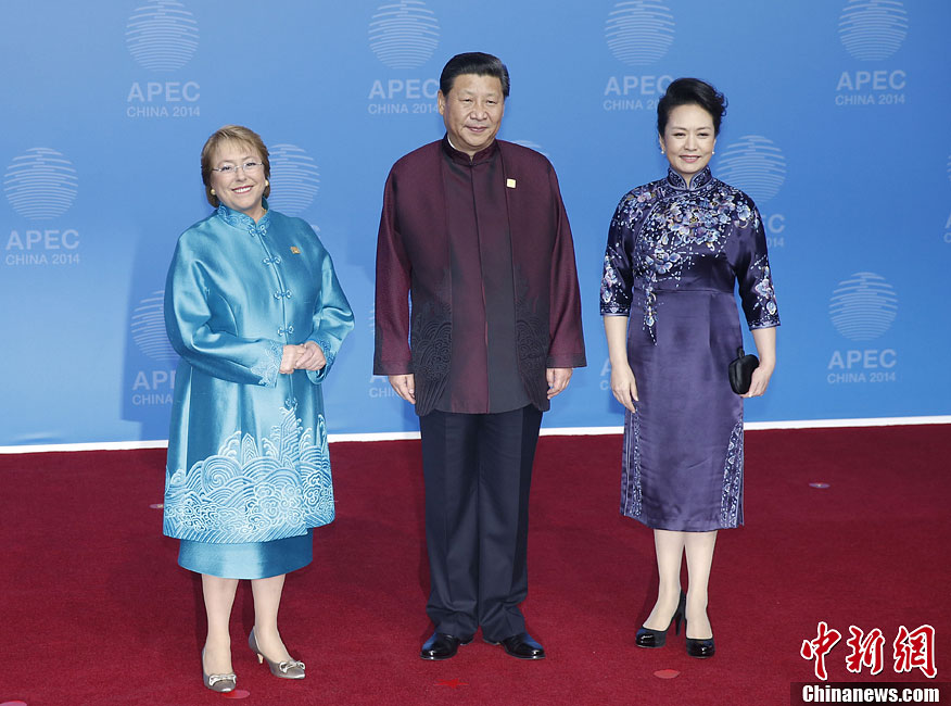 圖為習(xí)近平夫婦歡迎智利總統(tǒng)巴切萊特。中新社發(fā) 杜洋 攝