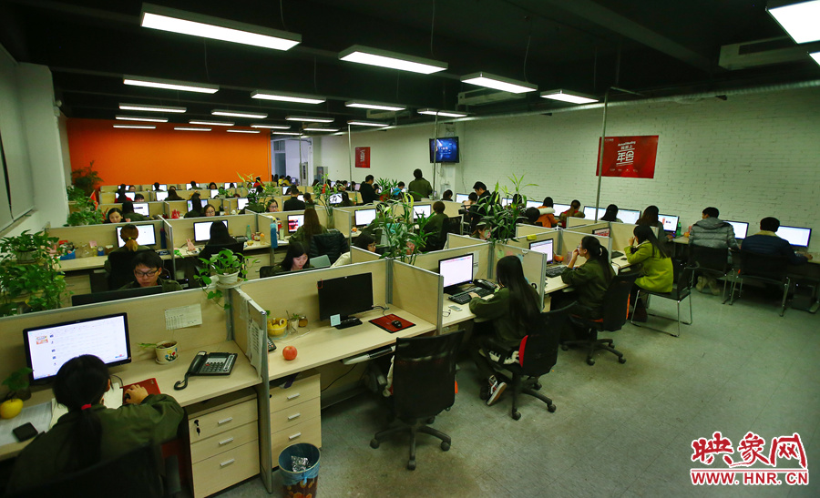 客服大廳內(nèi)，每天電腦前都坐著忙碌的客服人員