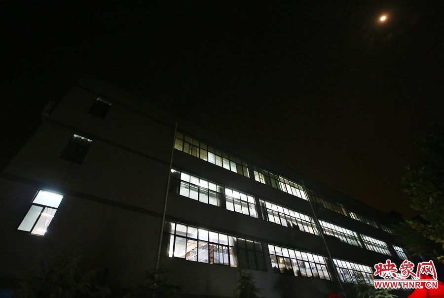 夜已深，燈火通明的大廳內(nèi)卻熱火朝天