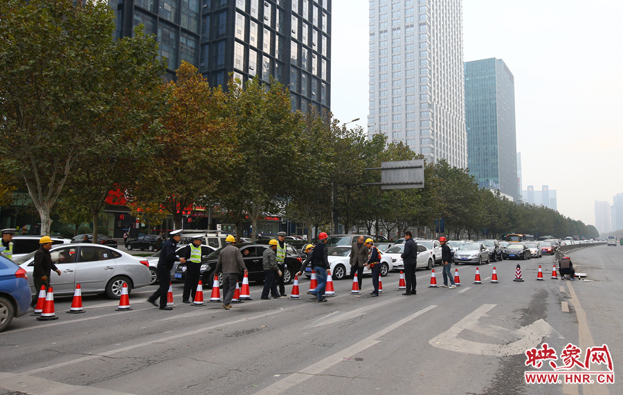 早上高峰期到來前，交警和工作人員設(shè)置道路引導(dǎo)警示樁