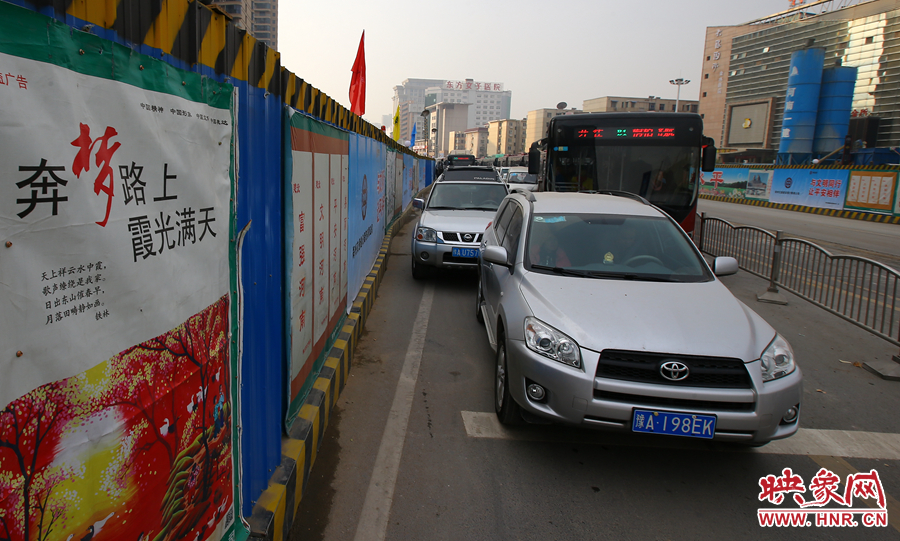 每條路的路口都?jí)嚎s成雙車道，大大減緩了汽車通行速度