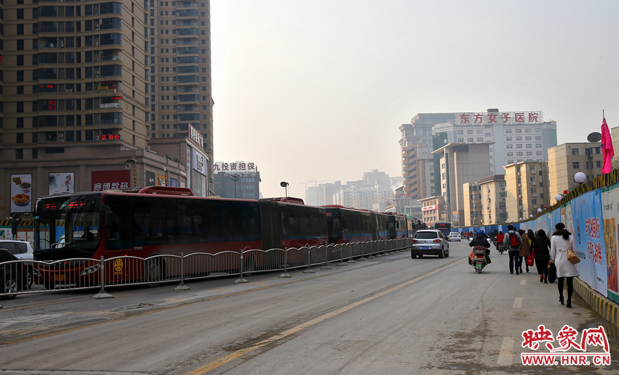 未來路道路兩邊施工，行人和非機(jī)動(dòng)在機(jī)動(dòng)車道路上通行