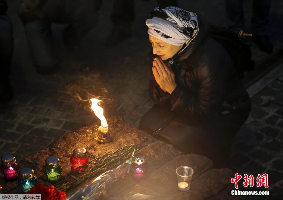 當(dāng)?shù)貢r(shí)間2014年11月22日，烏克蘭基輔，民眾舉行儀式紀(jì)念1932-1933烏克蘭大饑荒81周年
