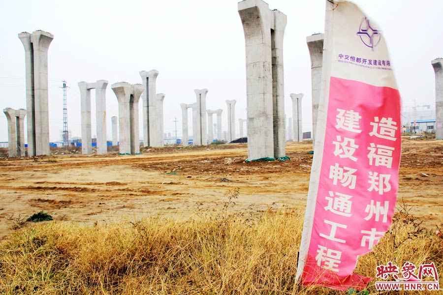 施工現(xiàn)場還插放著“建設(shè)暢通鄭州，造福鄭州市民”的條幅。