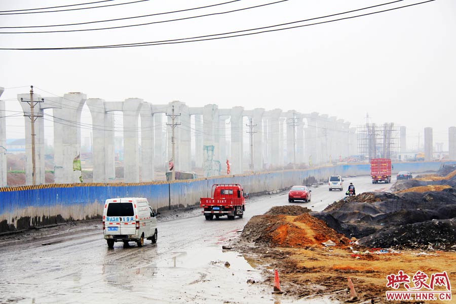 鄭平路柴郭轉(zhuǎn)盤處以及圍擋兩邊預(yù)留的道路坑坑洼洼，無人維護，造成事故頻發(fā)，經(jīng)常堵車。
