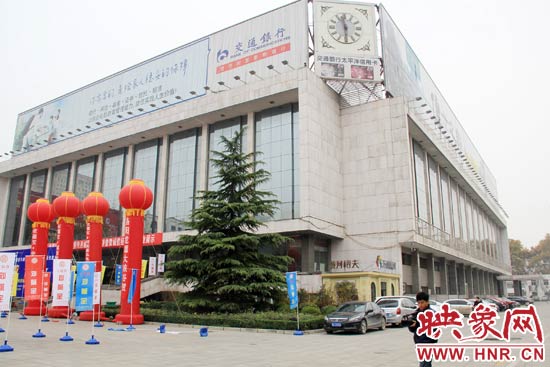 11月28日，記者從鄭州市政府獲悉，河南省人民會(huì)堂決定拆除違法存在10多年的巨型樓頂廣告。
