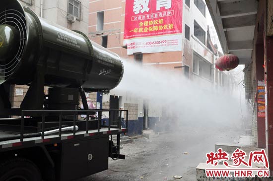 針對(duì)造成霧霾的主兇“建筑工地?fù)P塵”，“霧炮車”降塵除塵效果能到到80%。