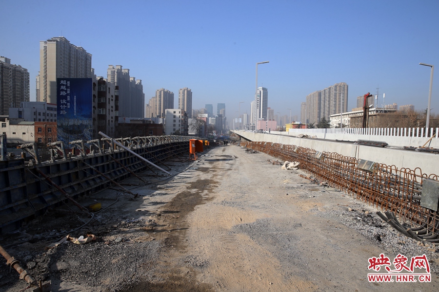 由西向東方向，嵩山南路出口以東，仍在緊張施工中。