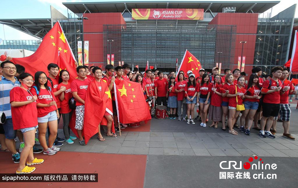 北京時間1月10日，中國隊迎來亞洲杯首場比賽，賽前中國球迷揮舞國旗進場，為國足助威。