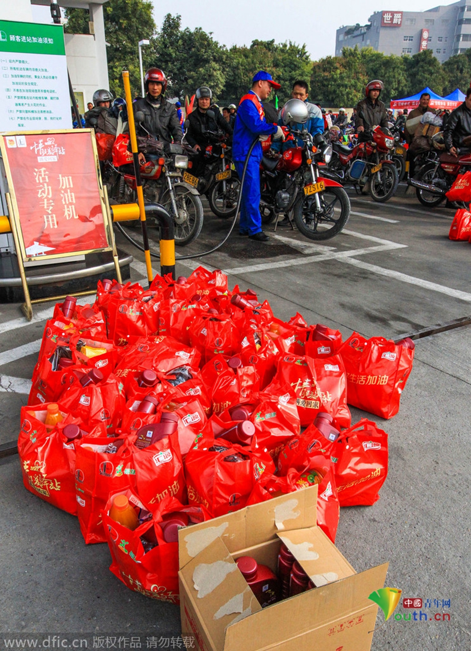 2015年2月10日，廣東佛山，順德龍山加油站為返鄉(xiāng)摩托車免費加油。