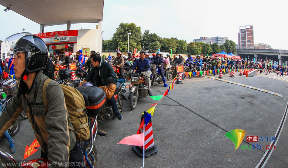 2015年2月10日，廣東佛山，順德龍山加油站為返鄉(xiāng)摩托車免費加油。