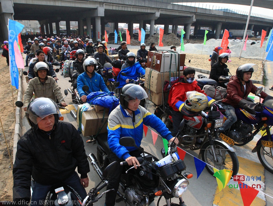 2015年2月10日，廣東佛山，順德龍山加油站為返鄉(xiāng)摩托車免費加油。