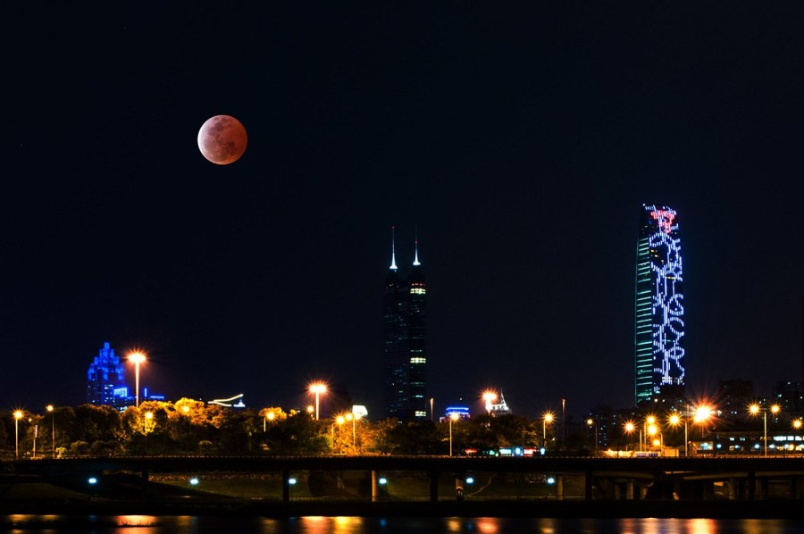 4月4日，深圳，月全食，一輪紅月亮現(xiàn)身夜空。（合成）鄧飛/CFP