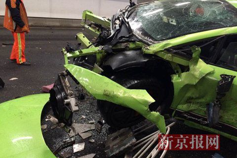 一輛蘭博基尼與一輛法拉利發(fā)生事故，現(xiàn)場狀況慘烈